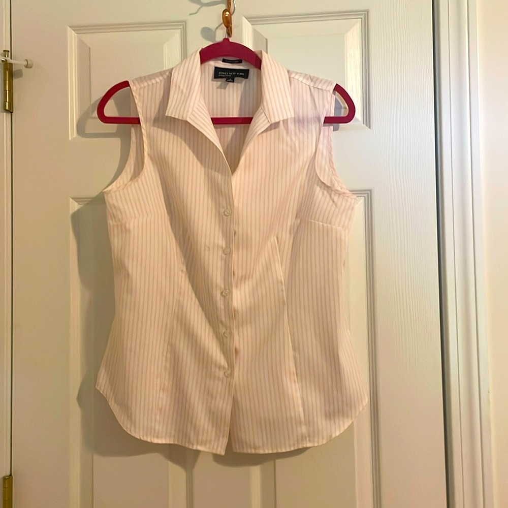 Jones New York Signature sleeveless top! Lovely “easy care” 100% cotton. Size M.